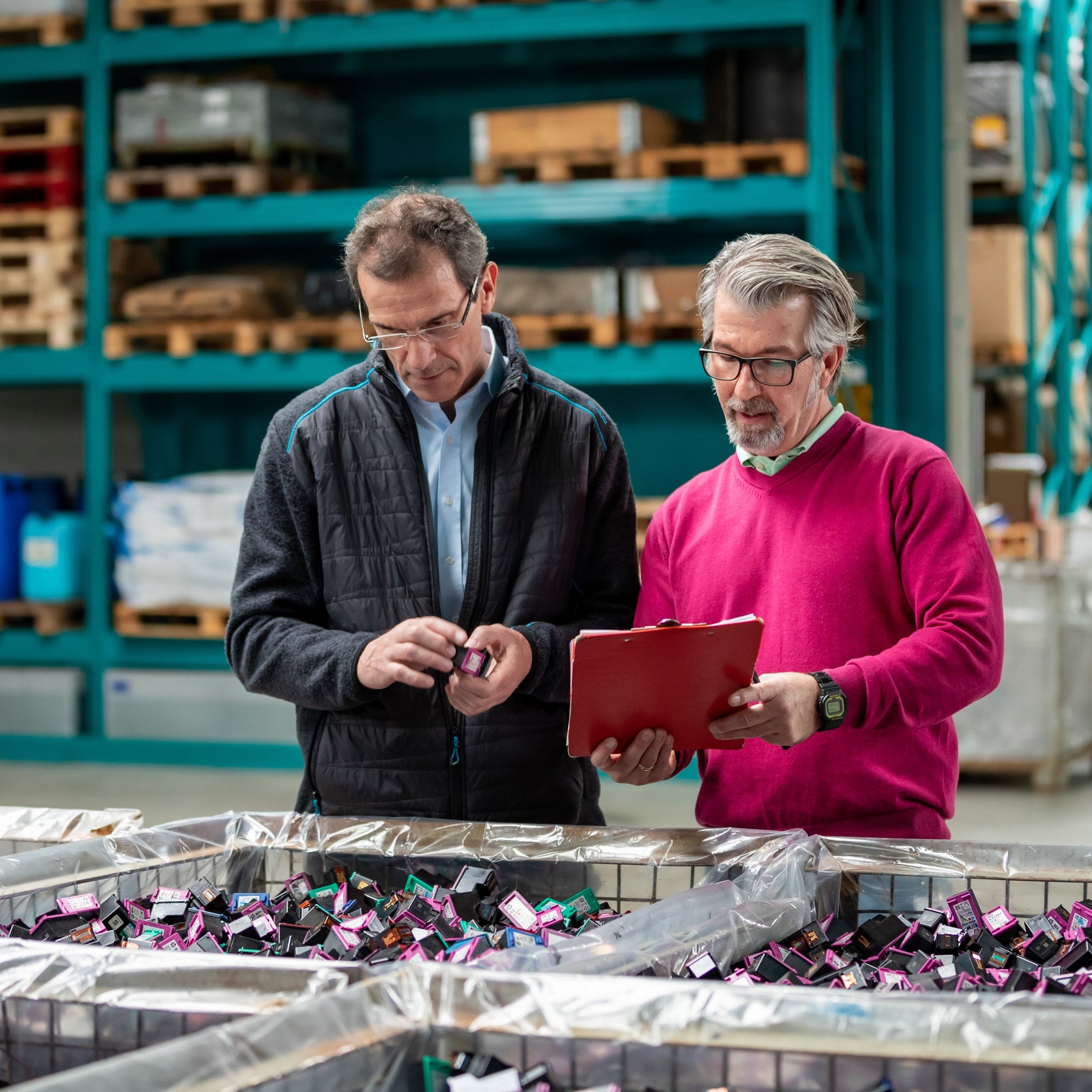Illustration du recyclage des cartouches d'encre montrant le traitement des cartouches usagées dans un entrepôt