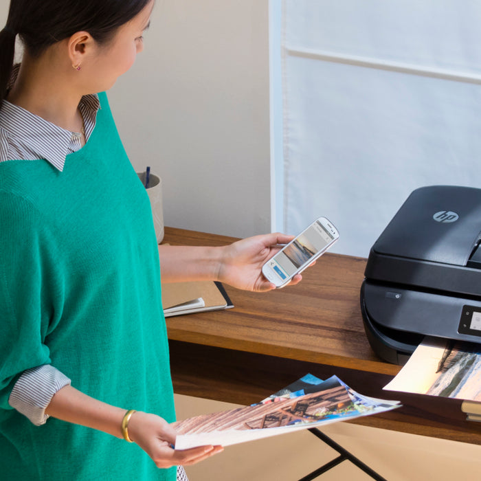 a lady assesses her HP Instant Ink subscription on her mobile phone