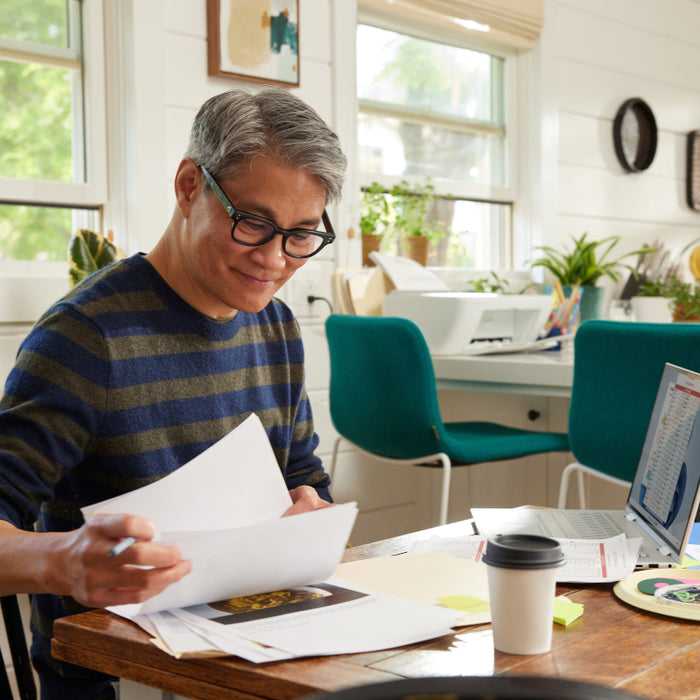 A man researches the available HP Instant Ink subscription plans