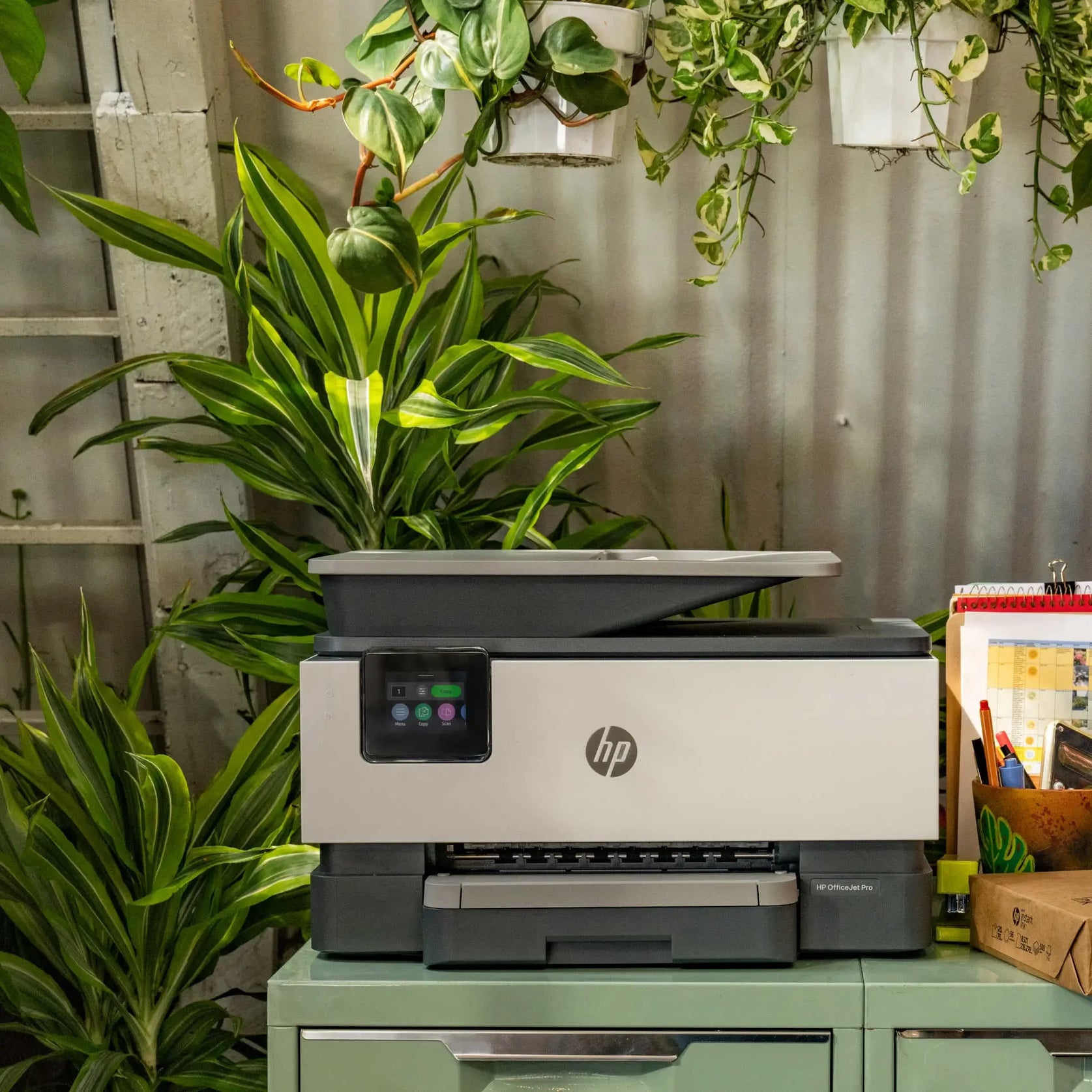 Illustration du recyclage des cartouches d'encre montrant une imprimante dans un espace de bureau verdoyant.